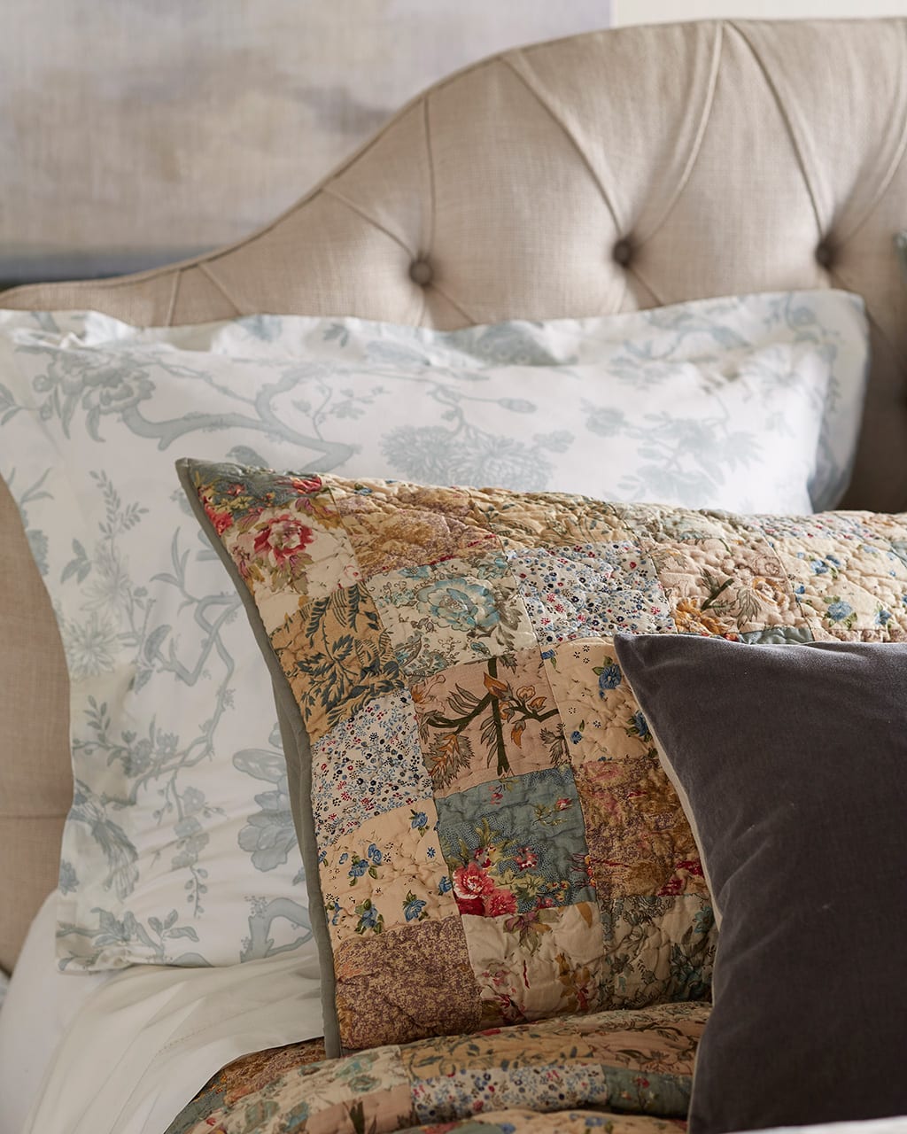 How to Mix and Match Patterned Bedding How to Decorate