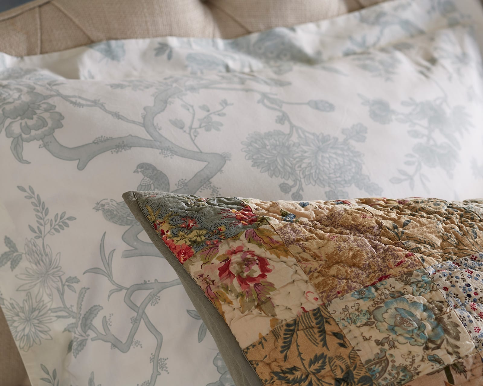 How to Mix and Match Patterned Bedding How to Decorate