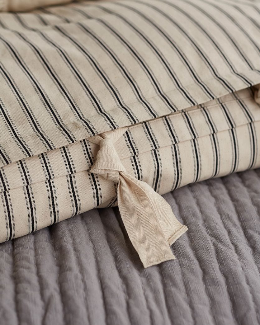 How to Mix and Match Patterned Bedding How To Decorate