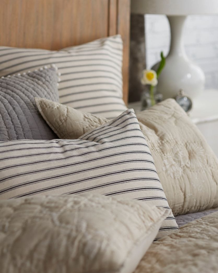 How to Mix and Match Patterned Bedding How to Decorate