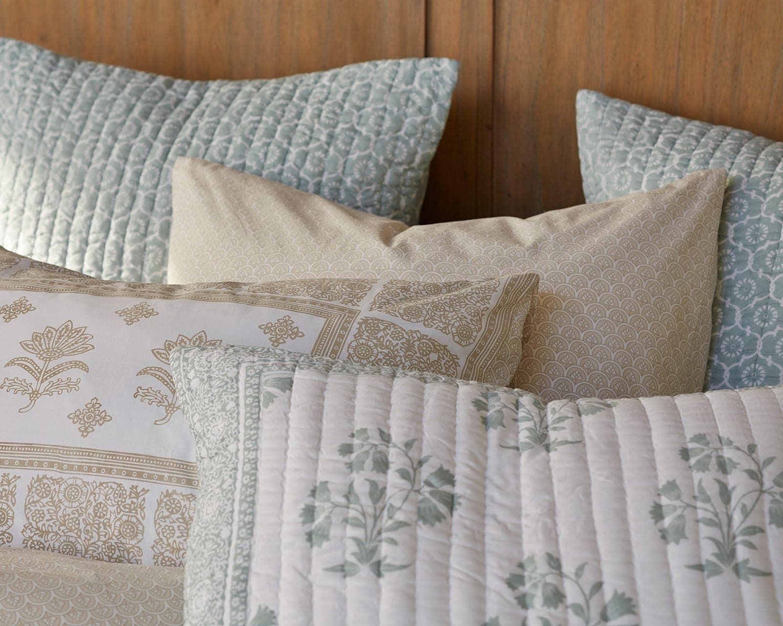 How to Mix and Match Patterned Bedding How to Decorate