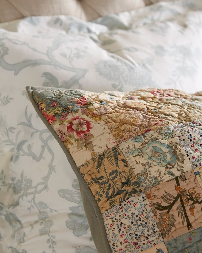 How to Mix and Match Patterned Bedding How to Decorate