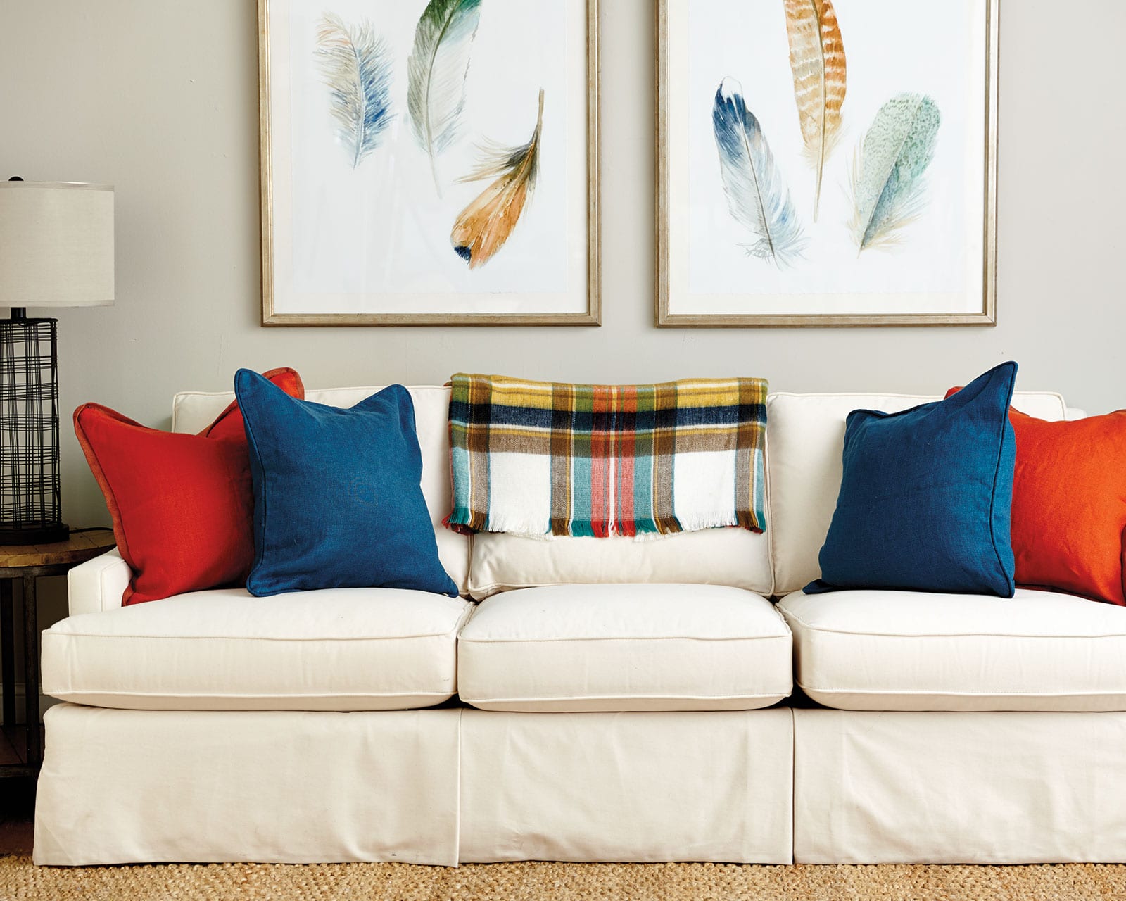 Your Guide to Styling Sofa Throw Pillows