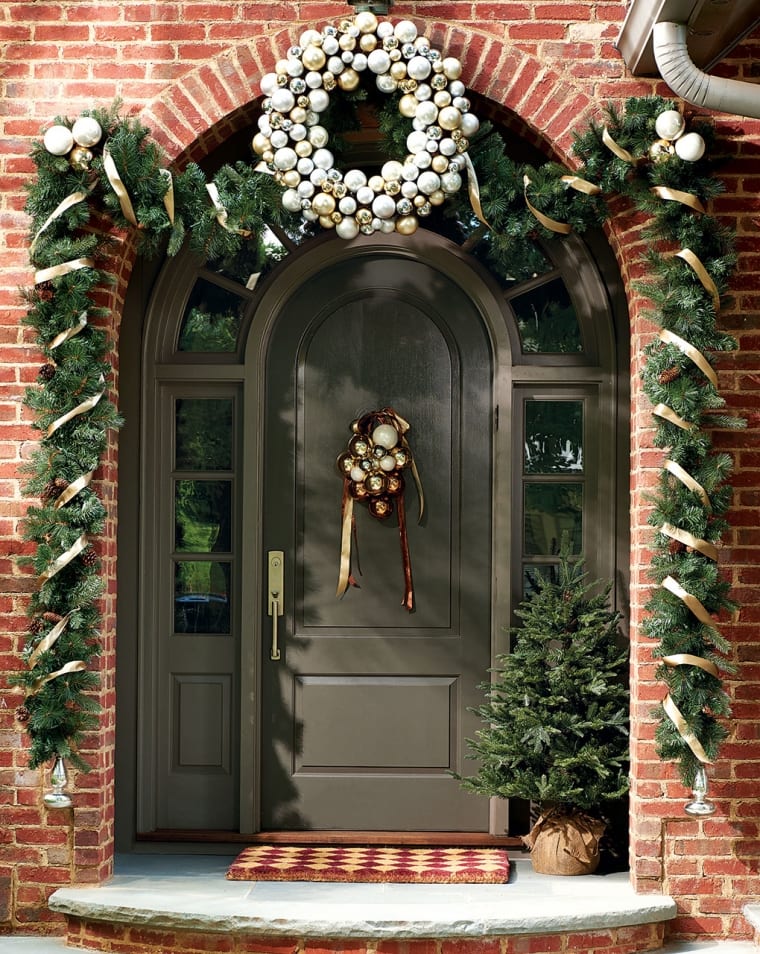 10 Front Doors Styled with Outdoor Christmas Decorations