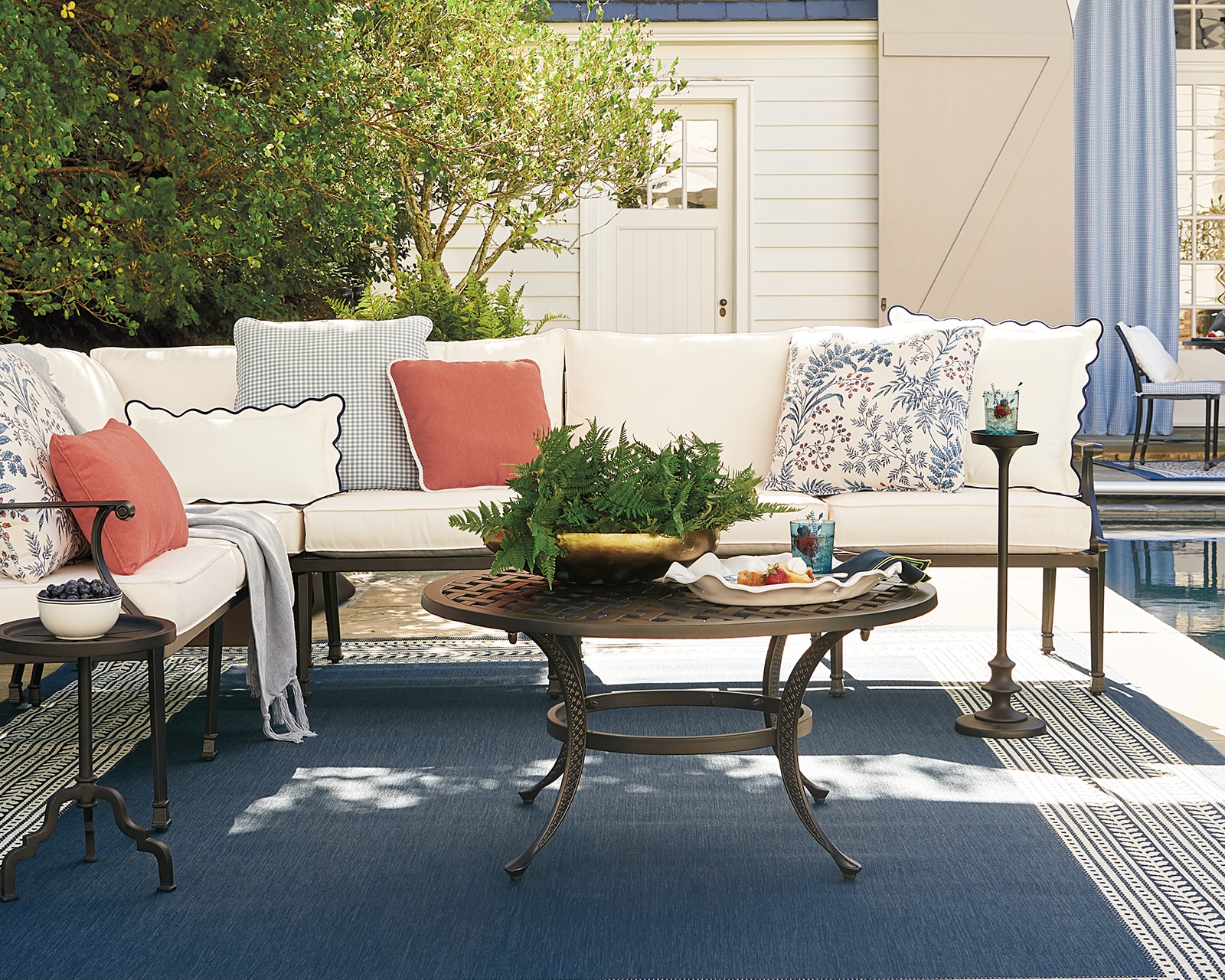 A Guide to Coordinating Outdoor Rugs & Fabrics - How to Decorate