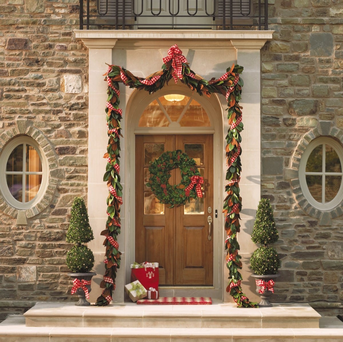 How to Create a Festive Entryway - How To Decorate